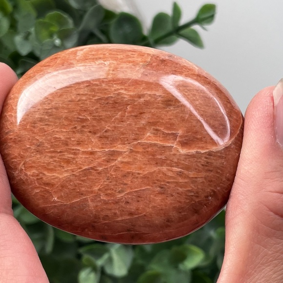 AA Grade Peach Moonstone Meditation Palm Stone - Picture 1 of 14